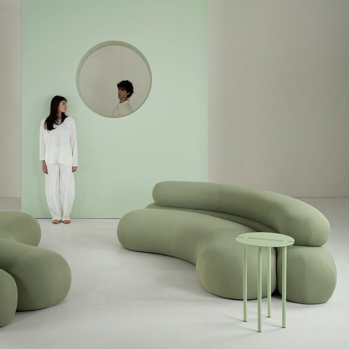Canapé circulaire modulaire AGORA avec assise enveloppante et configuration flexible pour espaces d’attente, coworking et environnements hôteliers contemporains