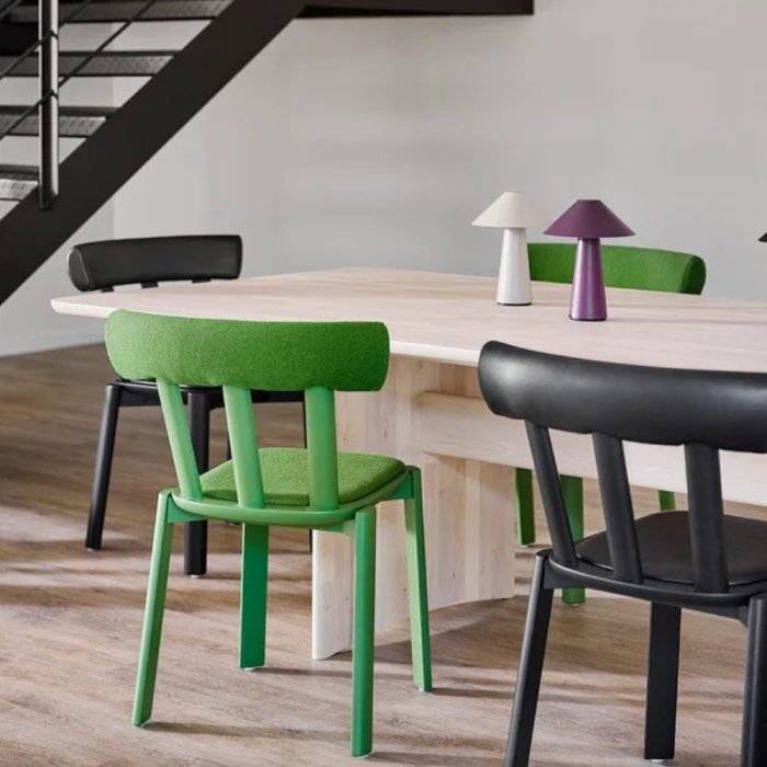 ERIK – Chaise contemporaine Rembourrée en Bois Massif, Empilable et Personnalisable Bureau et Espaces Collaboratifs (4) ERIK – Chaise contemporaine Rembourrée en Bois Massif, Empilable et Personnalisable Bureau et Espaces Collaboratifs (4)
