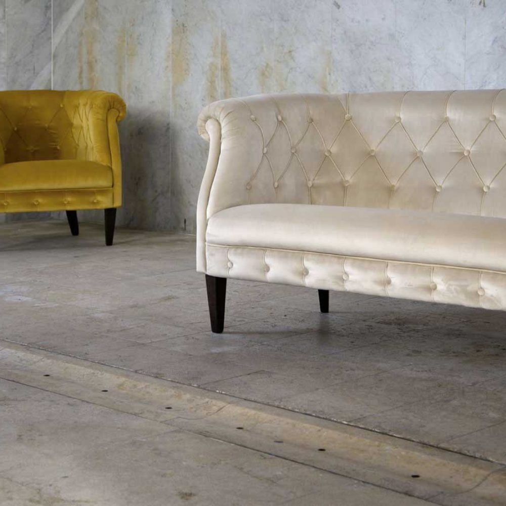 HENRI 1ER – Fauteuil et canapé capitonnés pour salon lounge d'hôtel élégant 1 HENRI 1ER – Fauteuil et canapé capitonnés pour salon lounge d'hôtel élégant