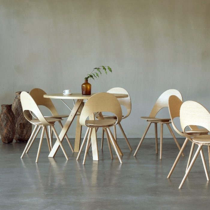 NORFOLK – Chaise en Bois Sculptée pour Espaces Accueillants et Design Nordique (8) NORFOLK – Chaise en Bois Sculptée pour Espaces Accueillants et Design Nordique (8)