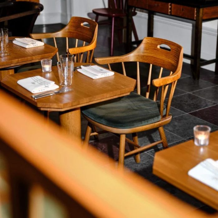 OSLO – Chaise Bistrot Pour Restaurant et Bar Avec Accoudoirs, Élégance Nordique (7) OSLO – Chaise Bistrot Pour Restaurant et Bar Avec Accoudoirs, Élégance Nordique (7)