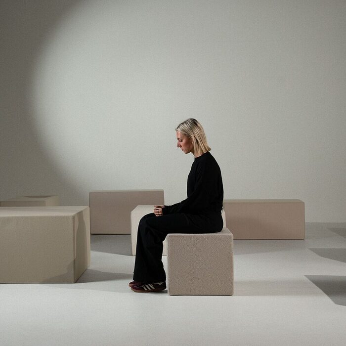 Poufs modulables FORMABOX en modules cubiques avec sculptures en creux formant des assises graphiques et configurables pour espaces d’accueil contemporains