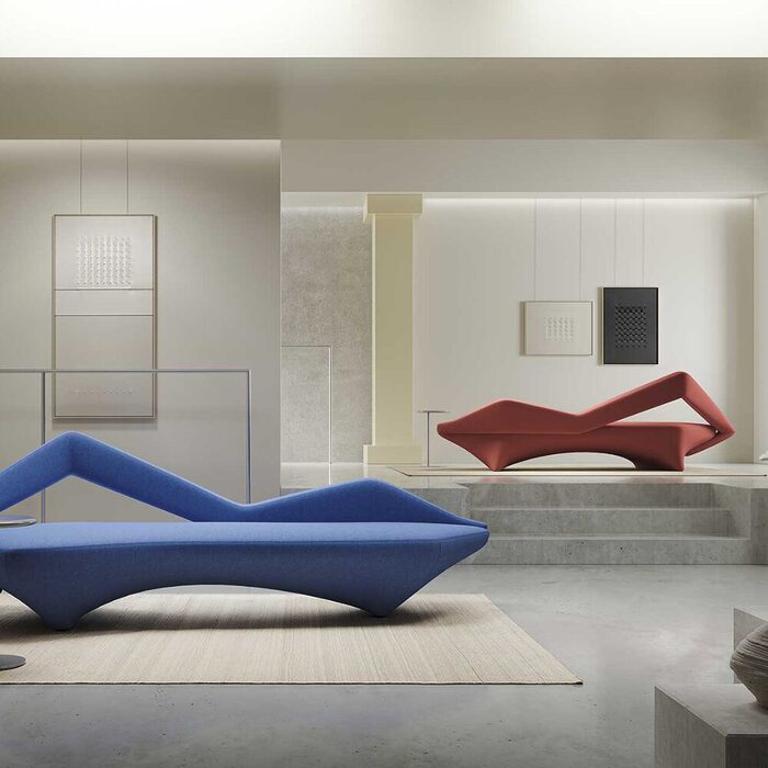 Canapé design SPICY sculptural inspiré du Bolidismo avec lignes fluides et structure métallique pour espaces contemporains et créatifs