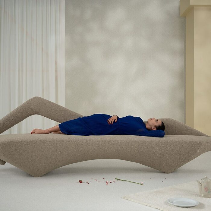 Canapé design SPICY sculptural inspiré du Bolidismo avec lignes fluides et structure métallique pour espaces contemporains et créatifs