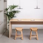 CLAY - Tabouret sculptural en bois cintré – design épuré et jeu de courbes (2)