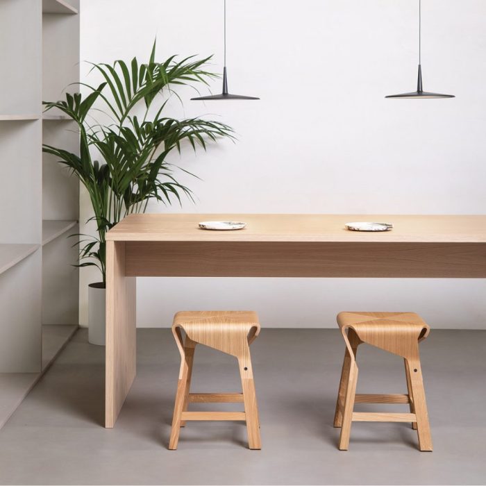 CLAY - Tabouret sculptural en bois cintré – design épuré et jeu de courbes (2) CLAY - Tabouret sculptural en bois cintré – design épuré et jeu de courbes (2)