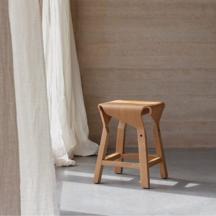 CLAY - Tabouret sculptural en bois cintré – design épuré et jeu de courbes (3) CLAY - Tabouret sculptural en bois cintré – design épuré et jeu de courbes (3)