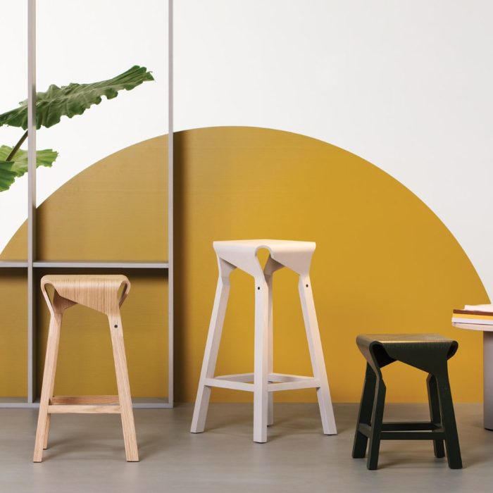 CLAY - Tabouret sculptural en bois cintré – design épuré et jeu de courbes (5) CLAY - Tabouret sculptural en bois cintré – design épuré et jeu de courbes (5)