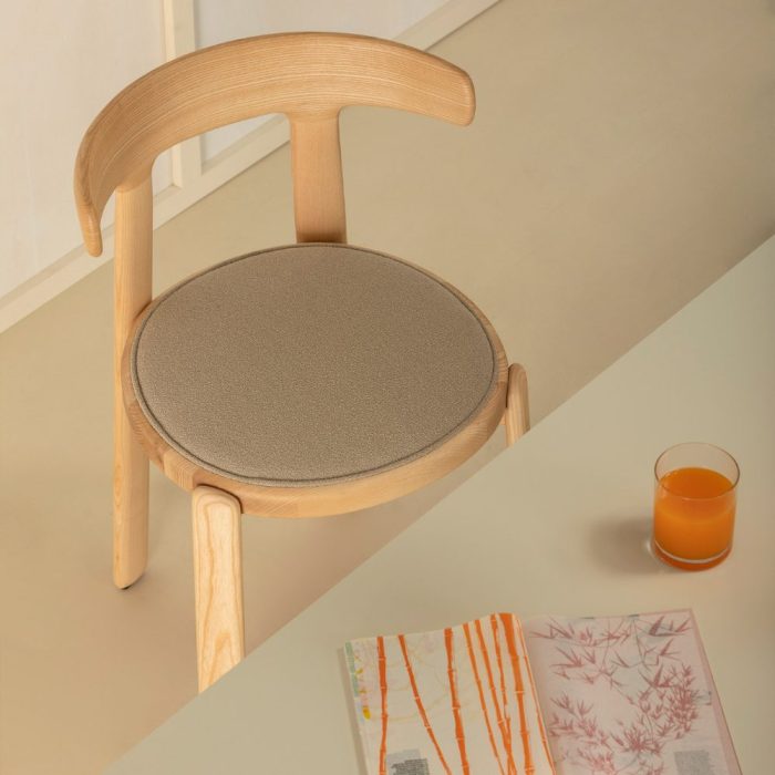 CORONA - Chaise en frêne - élégance chaleureuse et design graphique pour espaces professionnels (16) CORONA - Chaise en frêne - élégance chaleureuse et design graphique pour espaces professionnels (16)