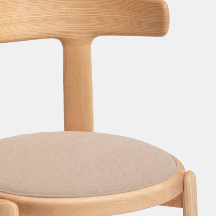 CORONA - Chaise en frêne - élégance chaleureuse et design graphique pour espaces professionnels (6) CORONA - Chaise en frêne - élégance chaleureuse et design graphique pour espaces professionnels (6)