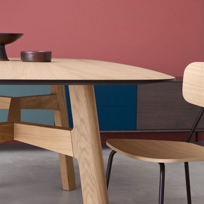 FANGO – Table élégante et épurée en bois massif avec plateau au design affiné (2) FANGO – Table élégante et épurée en bois massif avec plateau au design affiné (2)