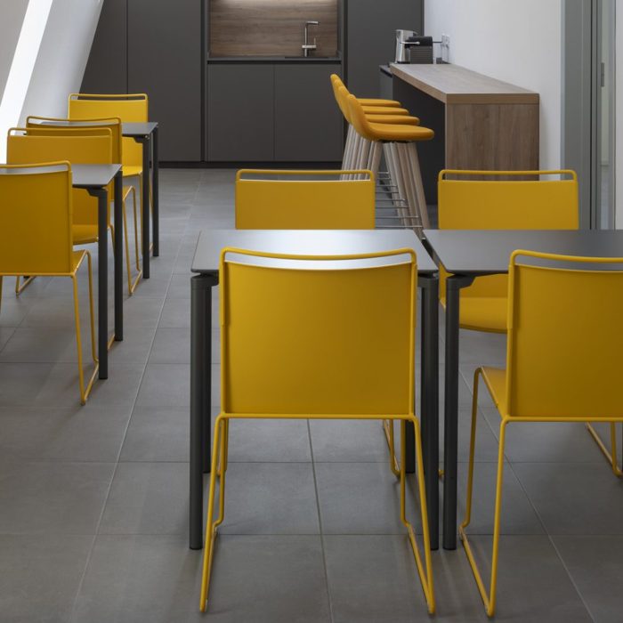 GALANT – Chaise en métal monocoque résistante et design épuré pour intérieur et extérieur (1) GALANT – Chaise en métal monocoque résistante et design épuré pour intérieur et extérieur (1)