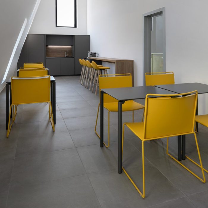 GALANT – Chaise en métal monocoque résistante et design épuré pour intérieur et extérieur (8) GALANT – Chaise en métal monocoque résistante et design épuré pour intérieur et extérieur (8)