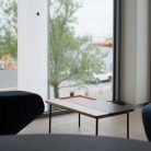 HUGO – Table basse lounge modulable en bois massif et métal pour espaces publics et privés (3)