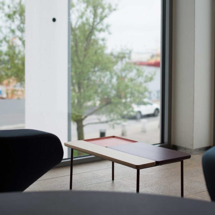 HUGO – Table basse lounge modulable en bois massif et métal pour espaces publics et privés (3) HUGO – Table basse lounge modulable en bois massif et métal pour espaces publics et privés (3)