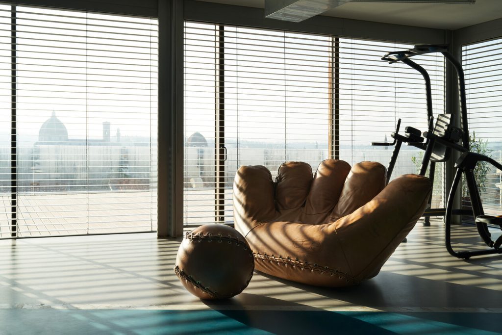 JOE – Fauteuil Gant de Baseball en cuir pour espaces créatifs et icônes design
