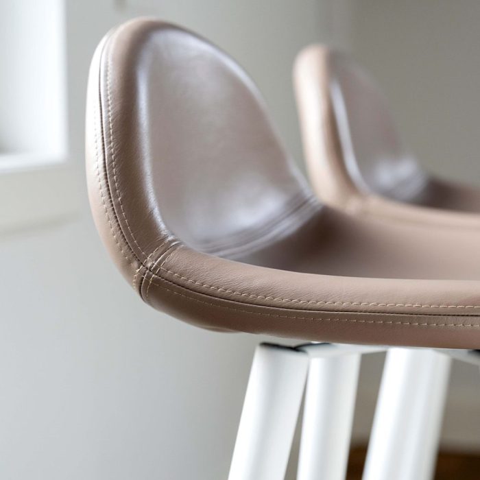 LEAF – Tabouret design avec dossier, confortable et polyvalent pour espaces modernes (1) LEAF – Tabouret design avec dossier, confortable et polyvalent pour espaces modernes (1)