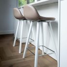 LEAF – Tabouret design avec dossier, confortable et polyvalent pour espaces modernes (7)