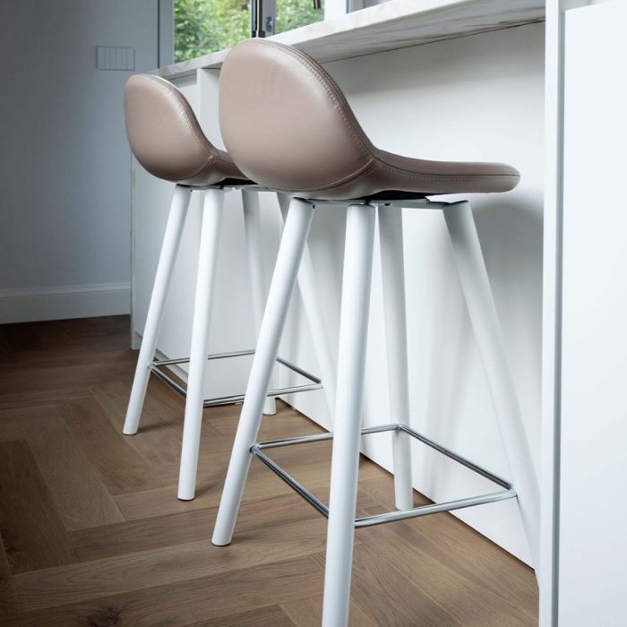 LEAF – Tabouret design avec dossier, confortable et polyvalent pour espaces modernes (7) LEAF – Tabouret design avec dossier, confortable et polyvalent pour espaces modernes (7)