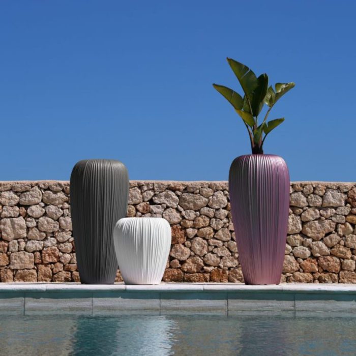 SILK – Pot de décoration texturé pour espaces intérieurs ou extérieurs haut de gamme (3) SILK – Pot de décoration texturé pour espaces intérieurs ou extérieurs haut de gamme (3)