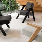 STONE – fauteuil design vintage moderne alliant bois massif et confort ergonomique (1)