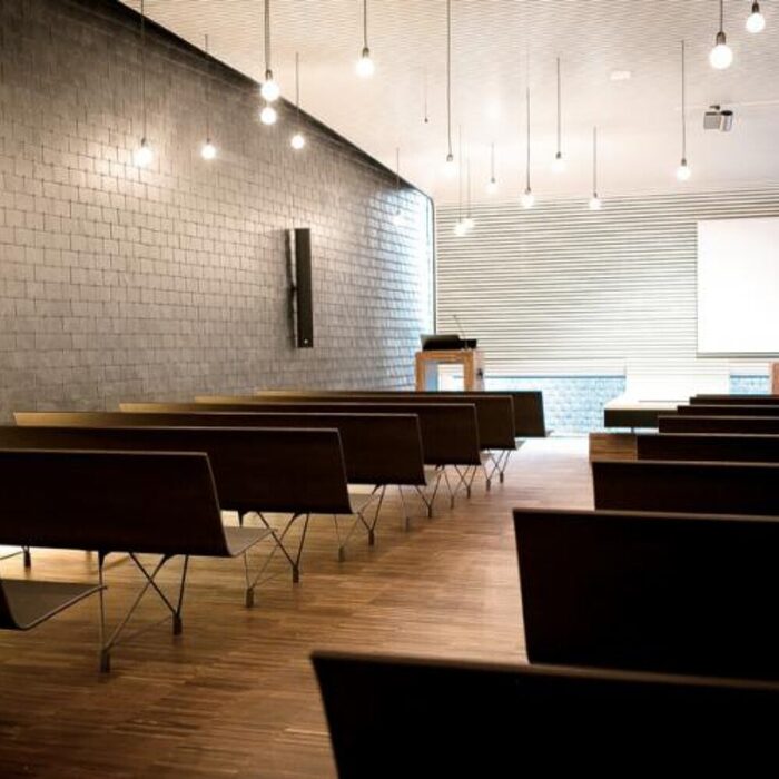 Banc BEAM en HPL et acier inoxydable pour espaces publics extérieurs avec assise collective résistante et fixation au sol possible