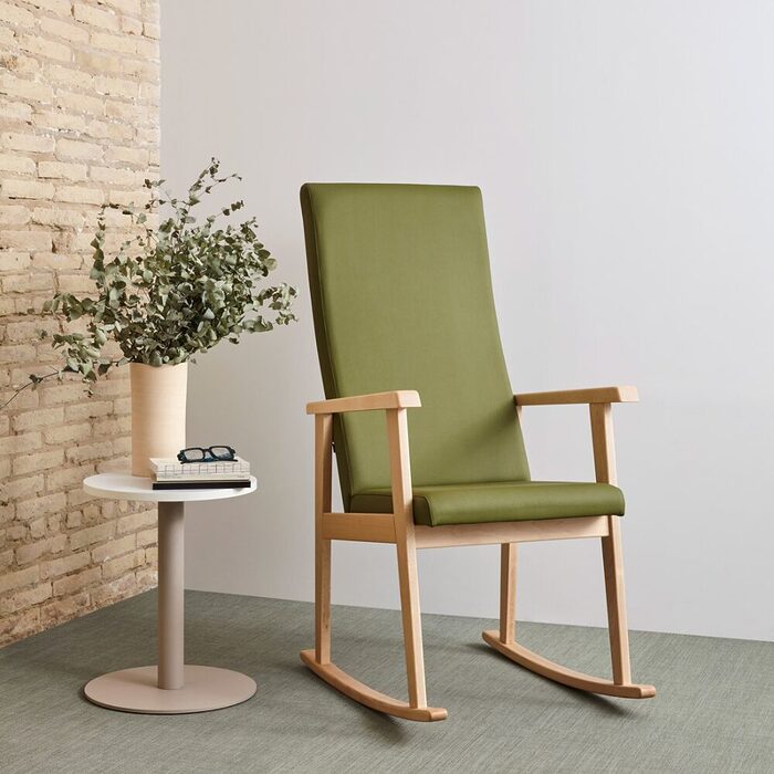 Siège ELLIE en bois massif pour EHPAD et établissements de soins avec structure robuste et confort d’assise durable