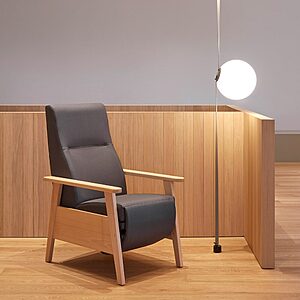 Fauteuil relax GENN inclinable en bois massif pour EHPAD avec repose pieds intégré et confort prolongé