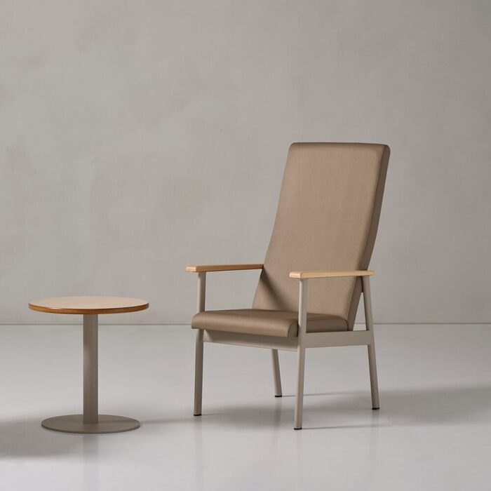 Fauteuil lounge HUDSON en métal robuste avec accoudoirs en bois pour EHPAD et espaces à usage intensif