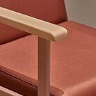Fauteuil lounge HUDSON en métal robuste avec accoudoirs en bois pour EHPAD et espaces à usage intensif