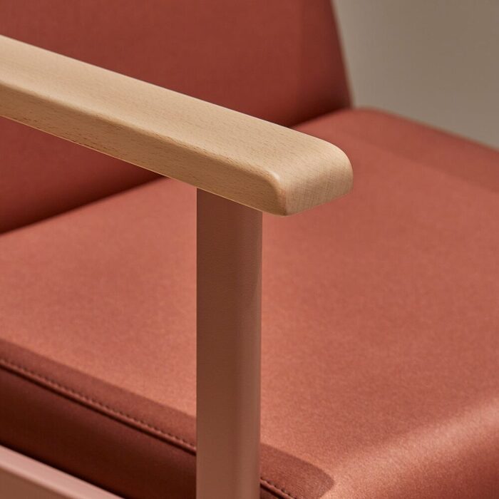 Fauteuil lounge HUDSON en métal robuste avec accoudoirs en bois pour EHPAD et espaces à usage intensif