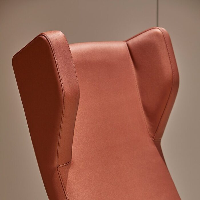 Fauteuil lounge HUDSON en métal robuste avec accoudoirs en bois pour EHPAD et espaces à usage intensif