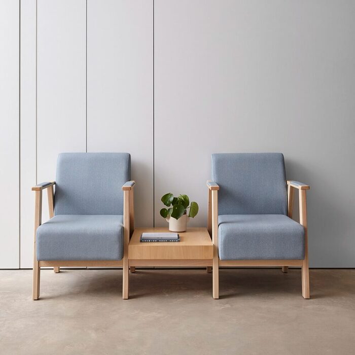 Fauteuil LINÉA en bois massif pour EHPAD et établissements gériatriques avec formes arrondies et assise confortable durable