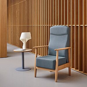 Fauteuil SENIOR SAFE en bois massif pour EHPAD avec bords arrondis et assise sécurisée pour usage quotidien
