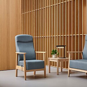 Fauteuil SENIOR SAFE en bois massif pour EHPAD avec bords arrondis et assise sécurisée pour usage quotidien