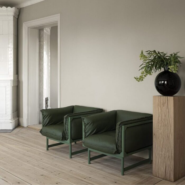 Fauteuil STRUMM lounge en bois massif avec coussins confortables et design contemporain pour espaces intérieurs professionnels et résidentiels