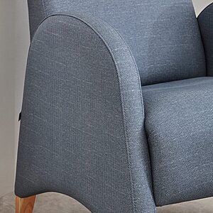 Fauteuil lounge VADIS en bois massif pour EHPAD et espaces d’accueil avec assise confortable et design sobre