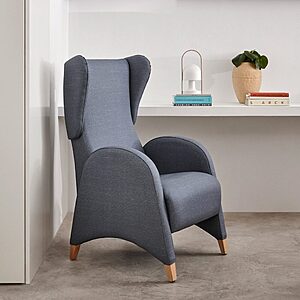 Fauteuil lounge VADIS en bois massif pour EHPAD et espaces d’accueil avec assise confortable et design sobre