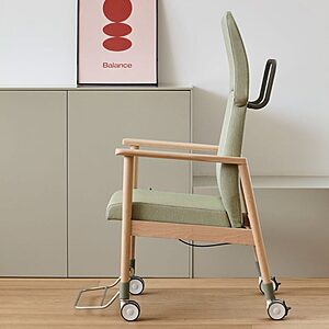 Fauteuil VELEZ en bois massif pour espaces de soins et EHPAD avec accoudoirs ergonomiques et assise confortable durable