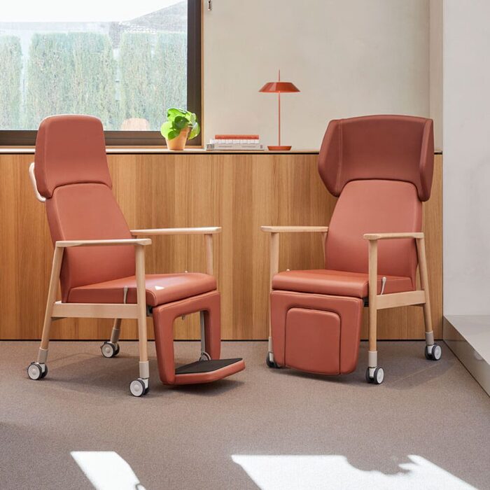 Fauteuil VELEZ en bois massif pour espaces de soins et EHPAD avec accoudoirs ergonomiques et assise confortable durable