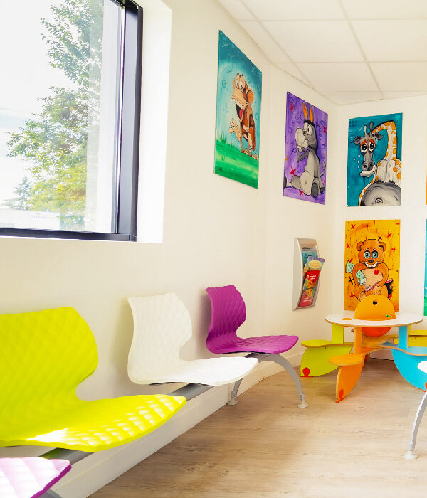 Banquette sur poutre de la collection DIAMS dans une salle d’attente de cabinet dentaire, coques colorées pop art avec dessins d’enfants et animaux