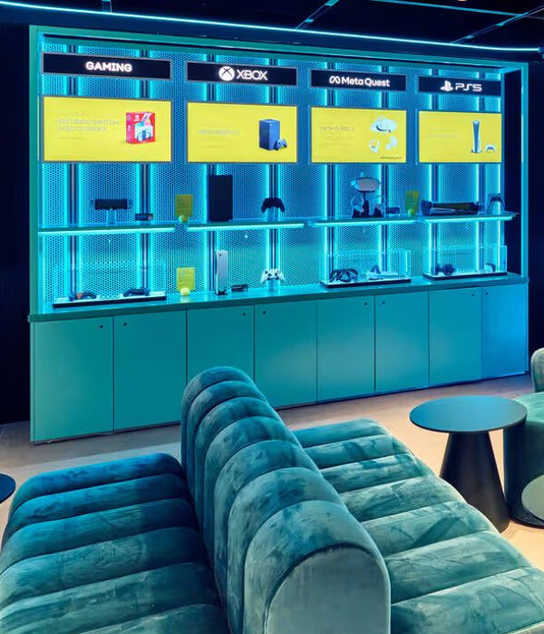 Banquette EPSILON droite en velours bleu style bistrot face à une zone gaming Xbox, Meta Quest et PlayStation avec table noire