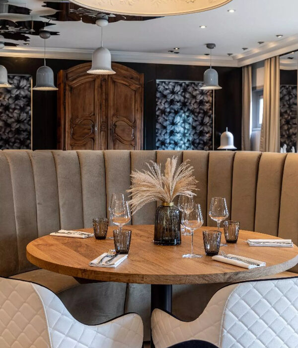 Banquette AOKO en îlot pour espace restauration dans un hôtel à Salers, assises pour 4 à 6 personnes avec table en bois massif