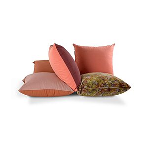 Assises modulaires CUSH composées de coussins surdimensionnés empilables et connectables pour créer des espaces lounge flexibles et contemporains