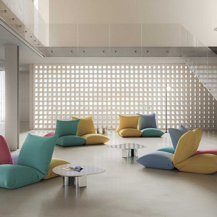 Assises modulaires CUSH composées de coussins surdimensionnés empilables et connectables pour créer des espaces lounge flexibles et contemporains