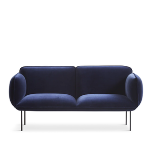 Gamme OZON comprenant fauteuil et canapés 1 et 2 places au design scandinave avec assise rembourrée et formes douces pour espaces lounge contemporains