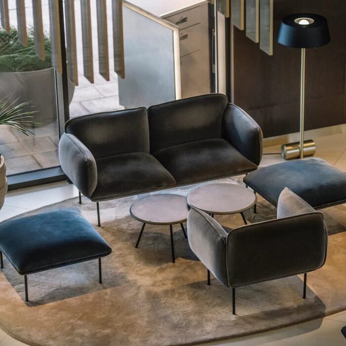 Gamme OZON comprenant fauteuil et canapés 1 et 2 places au design scandinave avec assise rembourrée et formes douces pour espaces lounge contemporains