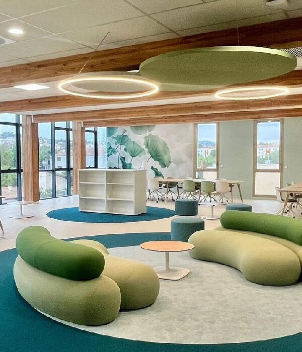 Hall central ESSCA avec canapés AGORA bicolores aux formes organiques et poufs ronds pour espace accueil campus