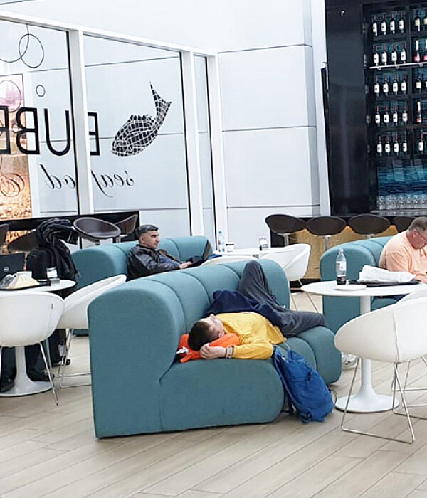 Espace de repos dans l’aéroport de Munich avec modules EPSILON courbes, fauteuils et tables formant des îlots d’assises