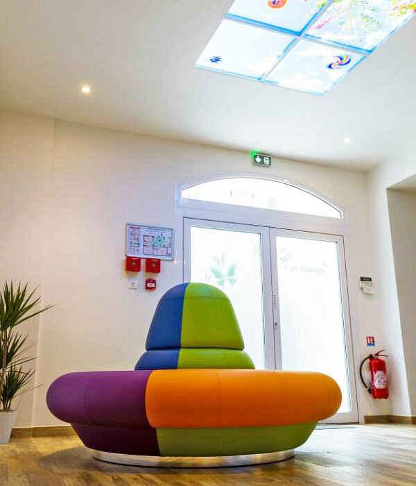 Mobilier de salle d’attente médicale avec banquette ronde SUMO multicolore sur socle chromé dans un espace d’accueil design à Monaco